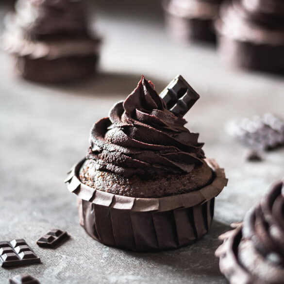 chocolate-blackcurrant-cupcakes-01 Chocolate Blackcurrant Cupcakes