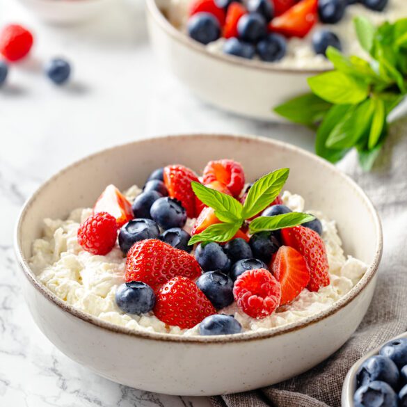 cottage-cheese with-fruit-07 Strawberry and blueberry cottage cheese breakfast bowl